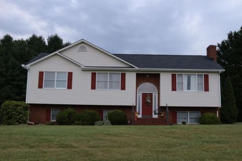 110 Chestnut Creek Dr, Hardy, VA 24101-2600