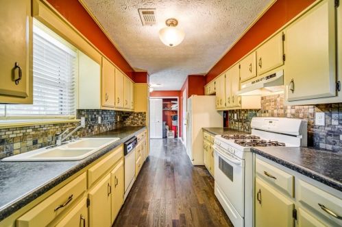 3987 Woodland Cir, Conyers GA  30013-3056 exterior