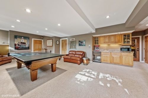 6755 Fieldstone Dr, Willowbrook IL  60527-5294 exterior