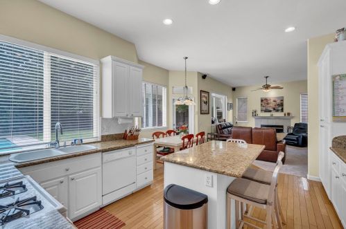 9224 Pacer Ct, Elk Grove, CA 95624-2100