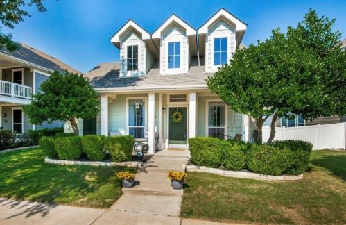 1221 Bristol Ln, Aubrey, TX 76227-7558