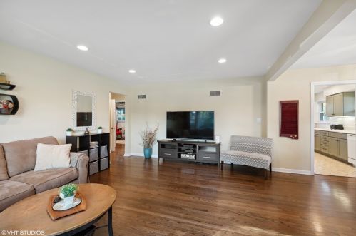 9134 Luna Ave, Morton Grove, IL 60053-2528