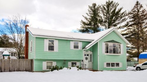 8 Pinkham Ave, Somersworth, NH 03878-1912