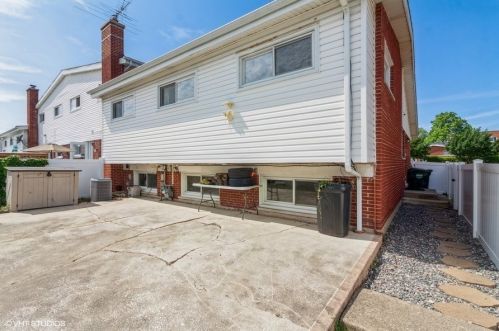 7137 Niles Ave, Niles IL  60714-2121 exterior