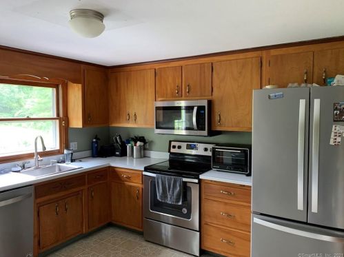 105 Thomas Rd, Gales Ferry, CT 06339-1125