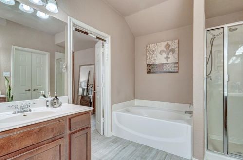 108 Ferrule Dr, Uhland TX 78640-8008 exterior