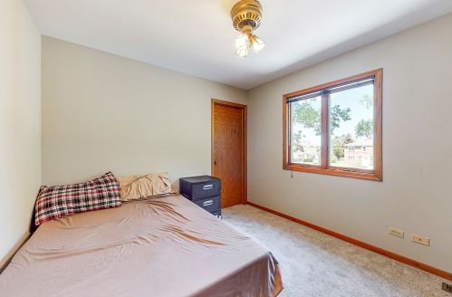 8143 Oak Ln, Niles IL  60714-2720 exterior