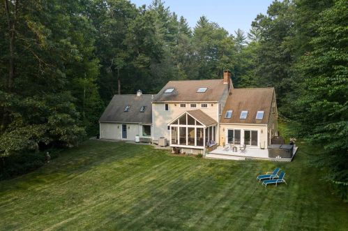 26 Schoolhouse Rd, Amherst, NH 03031-1601