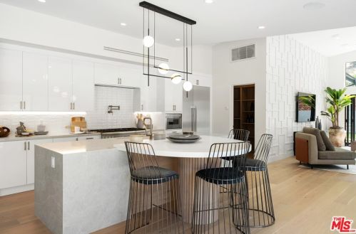 17137 Escalon Dr, Van Nuys CA  91436-4029 exterior