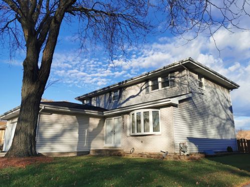 865 Boone Dr, Carol Stream, IL 60188-9304
