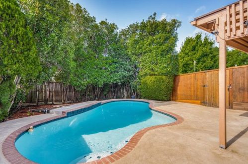 1113 Hunters Crk Dr, Carrollton TX 75007-1112 exterior