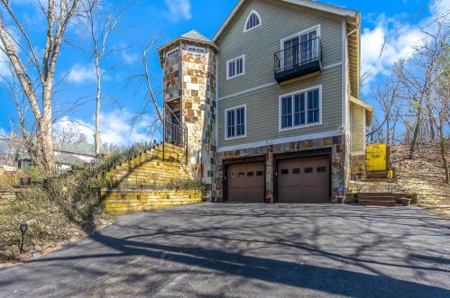 665 Shelby St, Gary, IN 46403-2253