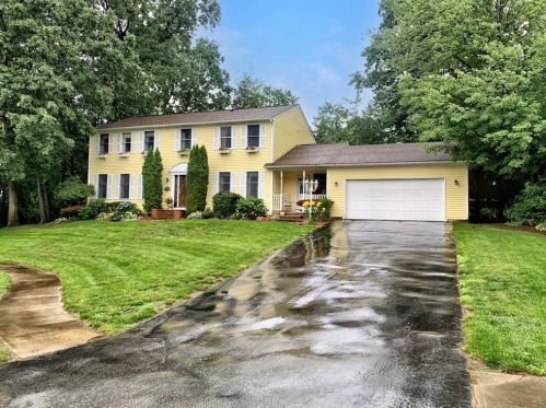 8 Alicia Cir, Warwick, RI 02886-6688