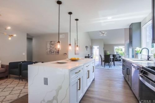 1461 Darwin Dr, Oceanside CA  92056-3042 exterior