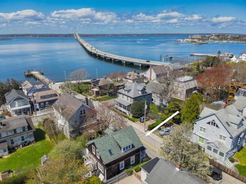 11 Van Zandt Ave, Middletown, RI 02840-1568
