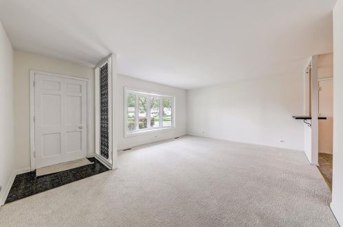 85 Lancaster Ave, Elk Grove Vlg, IL 60007-3944