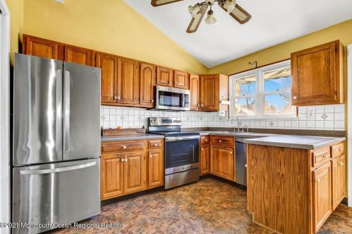 63 Cloverdale Cir, Tinton Falls NJ 07724-3105 exterior