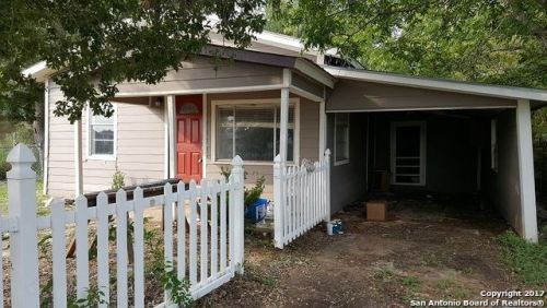 1109 7th St, Floresville, TX 78114-2005