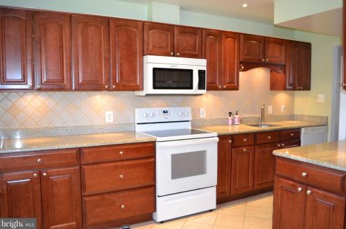 6340 Shaundale Dr, Springfield VA  22152-2141 exterior