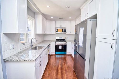 5 Walnut Ave, Huntington CT  06484-2913 exterior