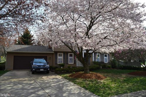 627 3rd St, Herndon, VA 20170-3101