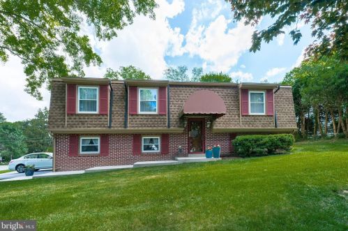 303 Devon Dr, Lancaster PA  17603-4609 exterior