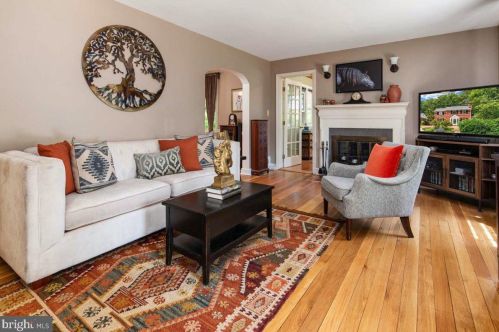 1517 Forest Glen Rd, Silver Spring MD 20910-1122 exterior