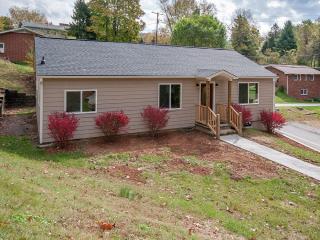 105 Travis St, Clyde, NC 28721-9678