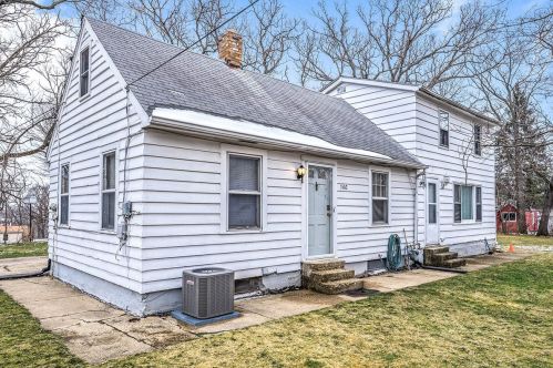 1502 Raymond St, South Elgin, IL 60177-1326