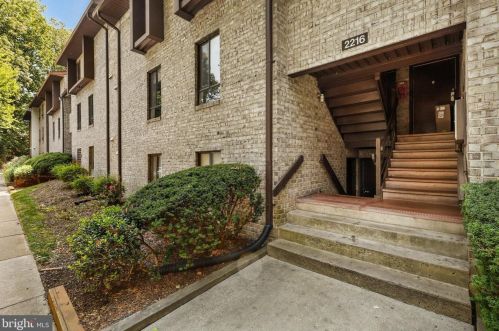 2216 Castle Rock Sq, Herndon, VA 20191-2235