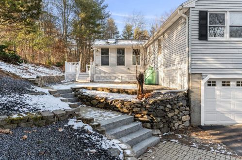 33 Mammoth Rd, Londonderry NH  03053-4030 exterior