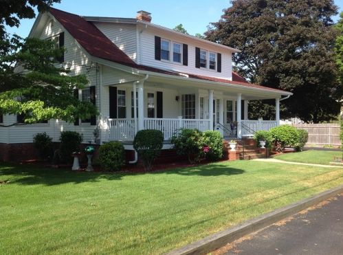 86 Frederick St, Warwick, RI 02888-2248