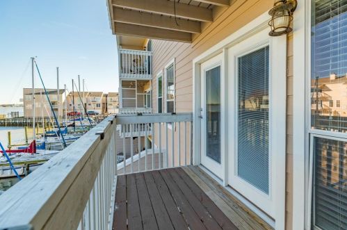 22 Mariner Village Dr, Taylor Lake Village TX 77586-5448 exterior