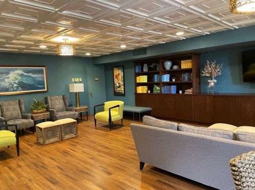 2470 Kalakaua Ave, Honolulu HI  96815-3265 exterior