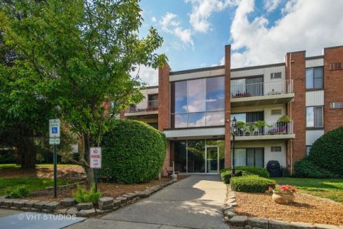 300 Fullerton Ave, Addison IL 60101-3768 exterior