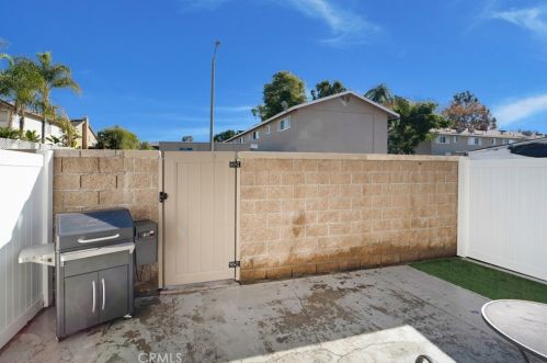 19745 Keswick Ln, Huntington Beach CA  92646-4246 exterior