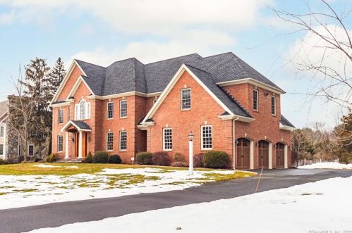 2 Country Club Dr, Farmington, CT 06032-1575