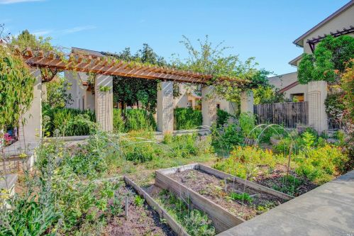 471 Sequoia Ln, Sebastopol, CA 95472-2716