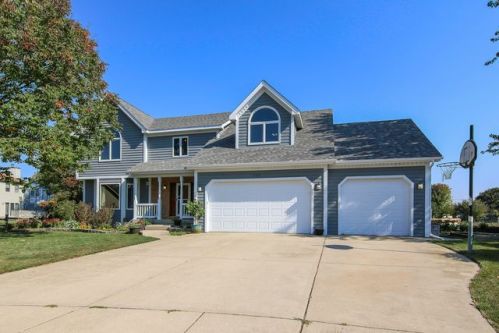 560 Louise Ct, Hinckley, IL 60520-9444