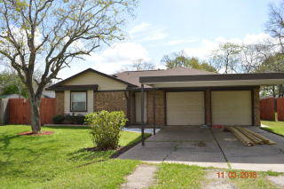 4 Travis Ct, Angleton TX  77515-5116 exterior