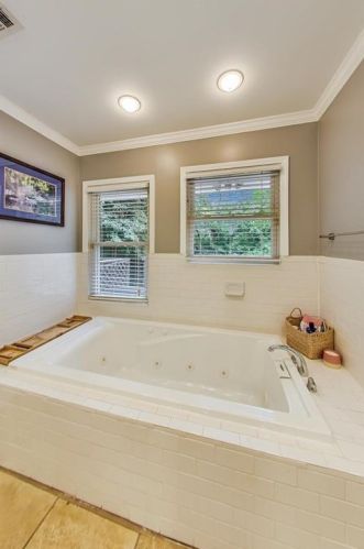 2452 Elizabeth Ann Ln, Atlanta GA  30324-3713 exterior