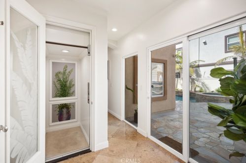 1610 Pacific Coast Hwy, Huntington Beach CA  92648-4434 exterior
