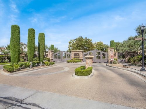 5320 King Fisher Ln, Fresno, CA 93722-8722