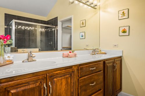 1826 Luther Lowell Ln, Sycamore IL  60178-8751 exterior