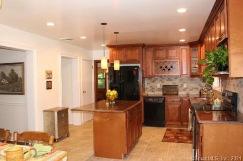 134 Deforest Rd, Wilton CT  06897-1911 exterior