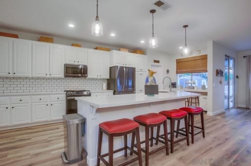 5057 Bella Collina St, Oceanside CA  92056-1924 exterior