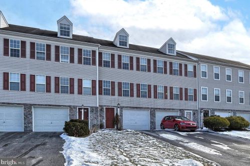 2792 Woodmont Dr, York, PA 17404-7826