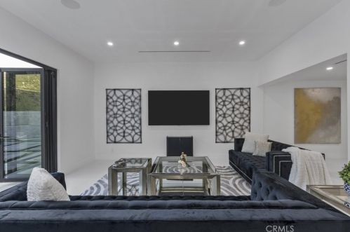 2434 Delisle Ct, Glendale CA  91208-2210 exterior