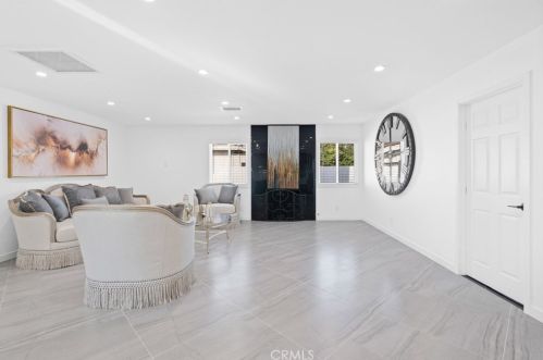 300 Brookhurst St, Anaheim CA  92801-5608 exterior