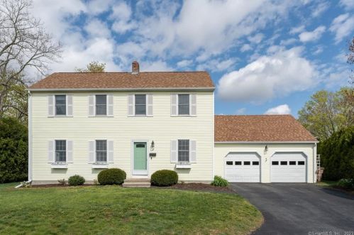 2 Meadow St, Niantic, CT 06357-2418